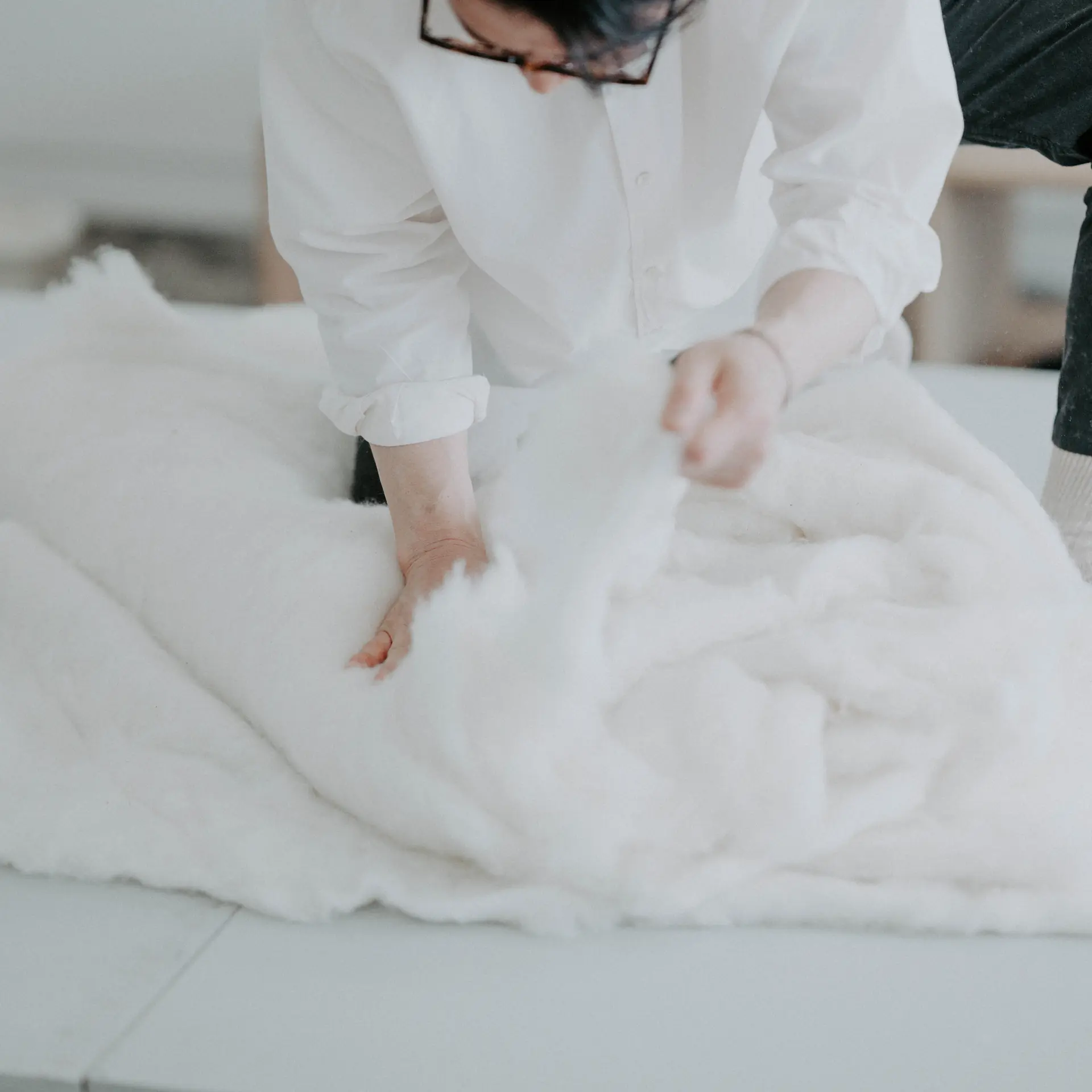 Hands adjusting the cotton layers