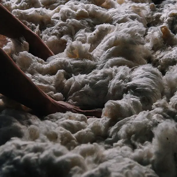 Blending raw cotton by hand